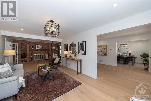 8340 Bank Street, Metcalfe, ON - Indoor Photo Showing Living Room