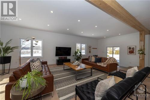 8340 Bank Street, Metcalfe, ON - Indoor Photo Showing Living Room