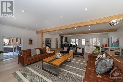 8340 Bank Street, Metcalfe, ON - Indoor Photo Showing Living Room