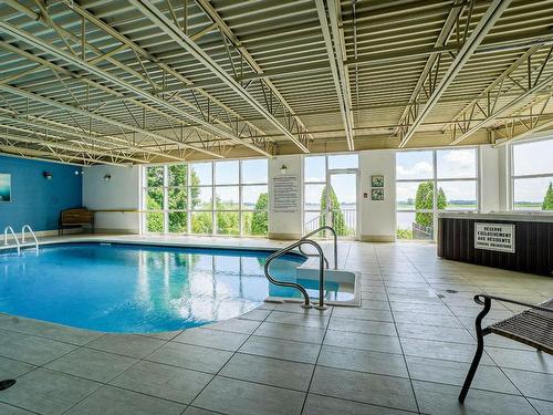 Piscine - 407-10 Rue Des Émeraudes, Repentigny (Repentigny), QC - Indoor Photo Showing Other Room With In Ground Pool
