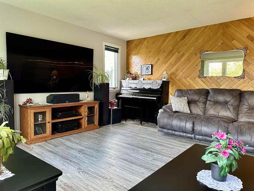 1309 S 611 Highway South, Fort Frances, ON - Indoor Photo Showing Living Room