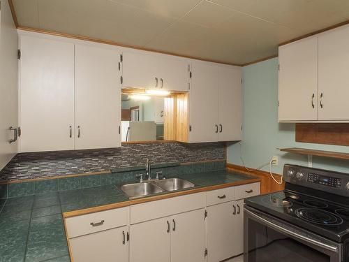 744 Franklin St S, Thunder Bay, ON - Indoor Photo Showing Kitchen With Double Sink