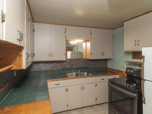 744 Franklin St S, Thunder Bay, ON - Indoor Photo Showing Kitchen With Double Sink