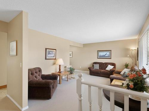 614 Cambridge Cres, Kamloops, BC - Indoor Photo Showing Living Room