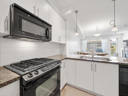 29-130 Colebrook Rd, Kamloops, BC - Indoor Photo Showing Kitchen With Double Sink With Upgraded Kitchen