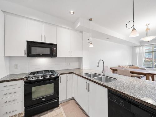 29-130 Colebrook Rd, Kamloops, BC - Indoor Photo Showing Kitchen With Double Sink With Upgraded Kitchen