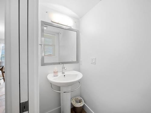 29-130 Colebrook Rd, Kamloops, BC - Indoor Photo Showing Bathroom