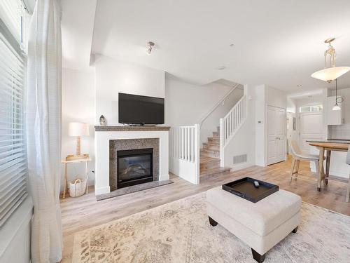 29-130 Colebrook Rd, Kamloops, BC - Indoor Photo Showing Living Room With Fireplace