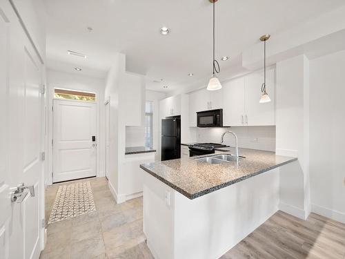 29-130 Colebrook Rd, Kamloops, BC - Indoor Photo Showing Kitchen With Double Sink With Upgraded Kitchen