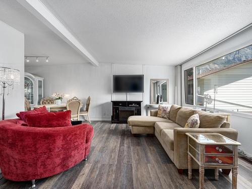 737 Orchard Drive, Lillooet, BC - Indoor Photo Showing Living Room