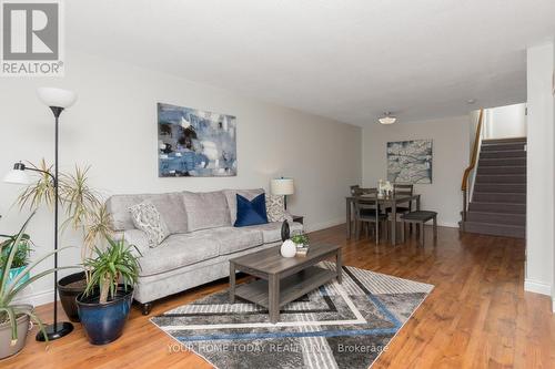 2667 Quill Crescent, Mississauga, ON - Indoor Photo Showing Living Room
