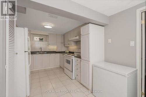 2667 Quill Crescent, Mississauga, ON - Indoor Photo Showing Kitchen With Double Sink