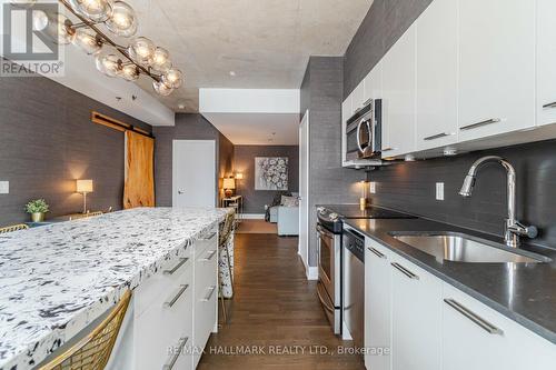 401 - 90 Trinity Street, Toronto, ON - Indoor Photo Showing Kitchen With Upgraded Kitchen