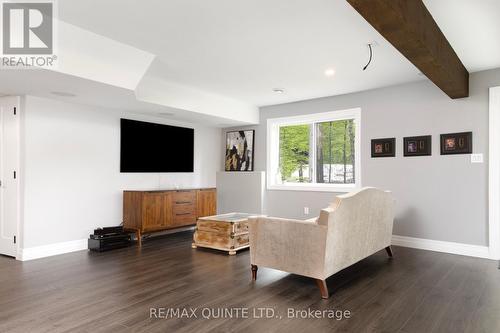560 Clearview Road, Belleville, ON - Indoor Photo Showing Living Room