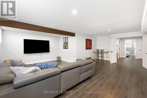 560 Clearview Road, Belleville, ON - Indoor Photo Showing Living Room