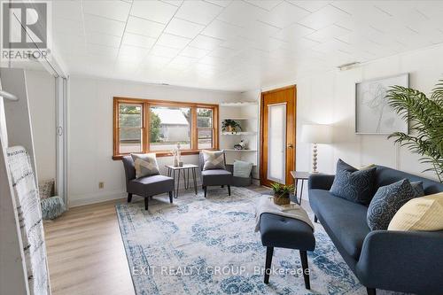 44 Centre Street, Belleville, ON - Indoor Photo Showing Living Room