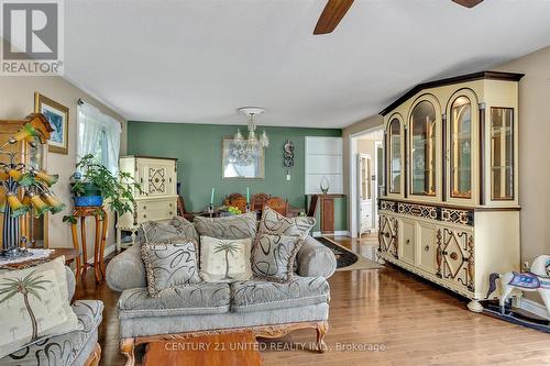 16 Helen Crescent, Kawartha Lakes, ON - Indoor Photo Showing Living Room