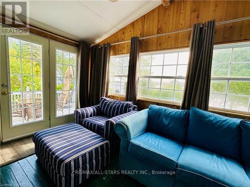 1 Reo Avenue, Kawartha Lakes, ON - Indoor Photo Showing Living Room