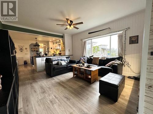 430 Atwood Road, Grand Forks, BC - Indoor Photo Showing Living Room