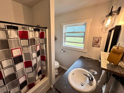 430 Atwood Road, Grand Forks, BC - Indoor Photo Showing Bathroom