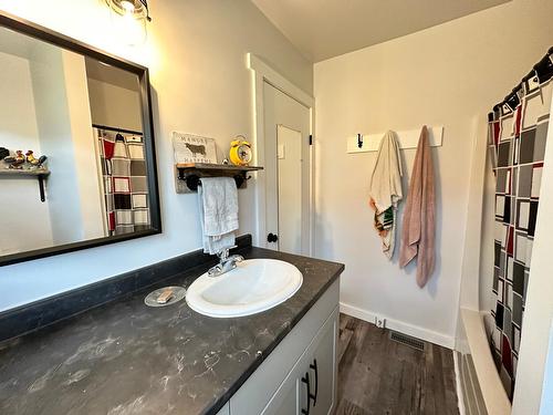 430 Atwood Road, Grand Forks, BC - Indoor Photo Showing Bathroom