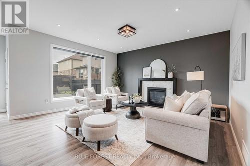 418 Sophia Crescent, London, ON - Indoor Photo Showing Living Room With Fireplace