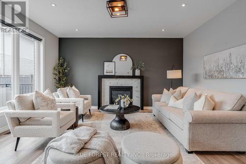 418 Sophia Crescent, London, ON - Indoor Photo Showing Living Room With Fireplace