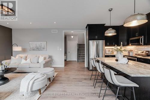 418 Sophia Crescent, London, ON - Indoor Photo Showing Kitchen With Stainless Steel Kitchen With Upgraded Kitchen