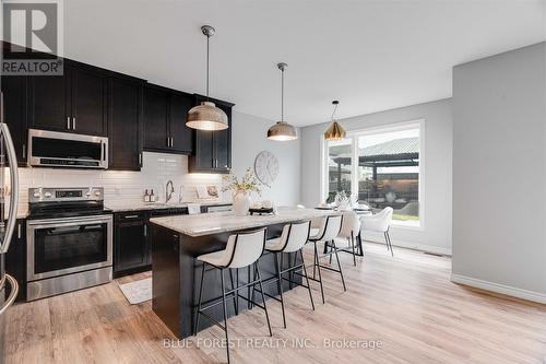 418 Sophia Crescent, London, ON - Indoor Photo Showing Kitchen With Stainless Steel Kitchen With Upgraded Kitchen