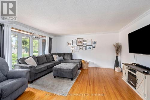 144 Antrim Crescent, London, ON - Indoor Photo Showing Living Room