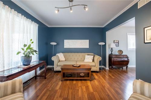 6470 Ker Street, Niagara Falls, ON - Indoor Photo Showing Living Room