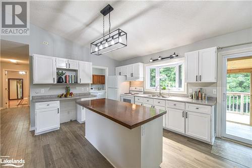 872 11Th Line N, Oro-Medonte, ON - Indoor Photo Showing Kitchen With Double Sink