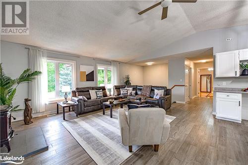 872 11Th Line N, Oro-Medonte, ON - Indoor Photo Showing Living Room