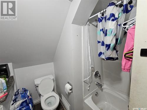 118 F Avenue S, Saskatoon, SK - Indoor Photo Showing Bathroom