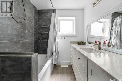 951 13Th Avenue Nw, Moose Jaw, SK - Indoor Photo Showing Bathroom