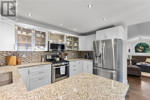 555 Sacred Heart, Lasalle, ON - Indoor Photo Showing Kitchen With Upgraded Kitchen