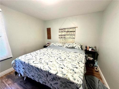 312 East 45Th Street, Hamilton, ON - Indoor Photo Showing Bedroom