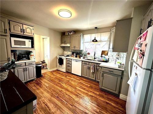 312 East 45Th Street, Hamilton, ON - Indoor Photo Showing Kitchen