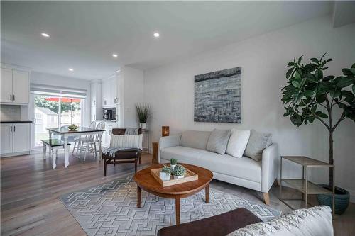 26 Elkwood Drive, Hamilton, ON - Indoor Photo Showing Living Room