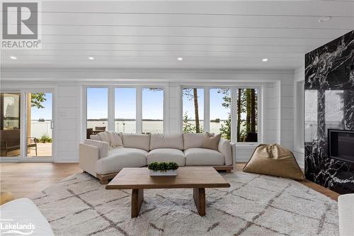 1044 Lawland Hts Rd, Gravenhurst, ON - Indoor Photo Showing Living Room