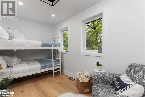 1044 Lawland Hts Rd, Gravenhurst, ON - Indoor Photo Showing Bedroom