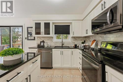 327 Challenger Court, Clarington, ON - Indoor Photo Showing Kitchen With Upgraded Kitchen