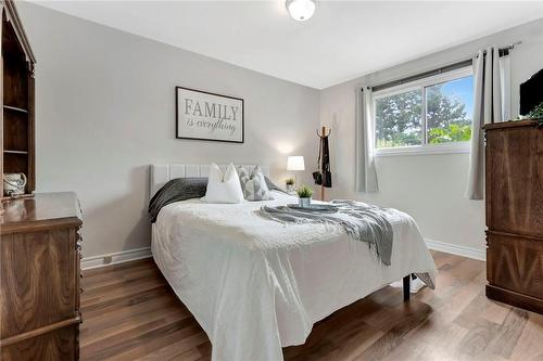 3122 Michael Crescent, Burlington, ON - Indoor Photo Showing Bedroom