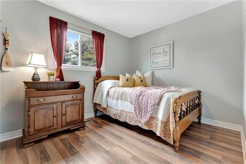 3122 Michael Crescent, Burlington, ON - Indoor Photo Showing Bedroom