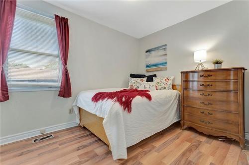 3122 Michael Crescent, Burlington, ON - Indoor Photo Showing Bedroom