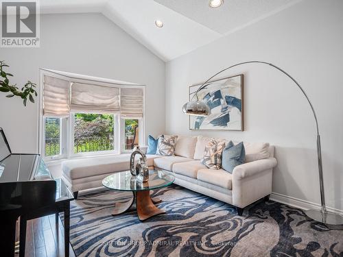 171 Shaftsbury Avenue, Richmond Hill, ON - Indoor Photo Showing Living Room