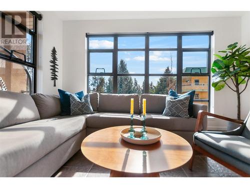 3589 Skaha Lake Road Unit# 304, Penticton, BC - Indoor Photo Showing Living Room