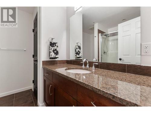 3589 Skaha Lake Road Unit# 304, Penticton, BC - Indoor Photo Showing Bathroom