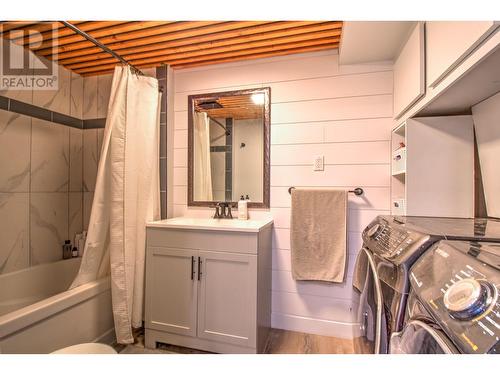 1903 19 Street, Vernon, BC - Indoor Photo Showing Bathroom