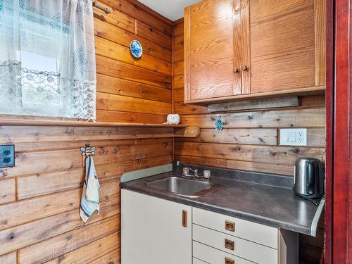 325 Collingwood Drive, Kamloops, BC - Indoor Photo Showing Kitchen